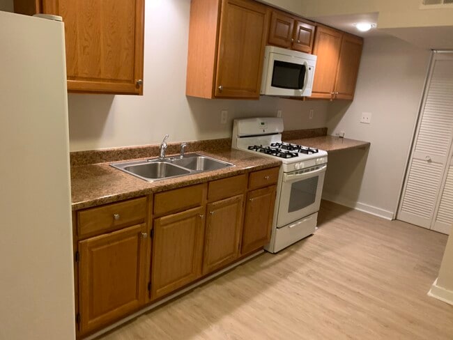 Building Photo - 279 Oak Dr