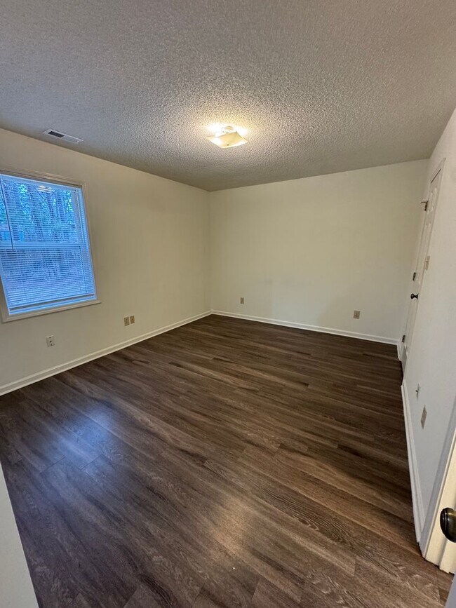 Building Photo - 111 Birdie Ct