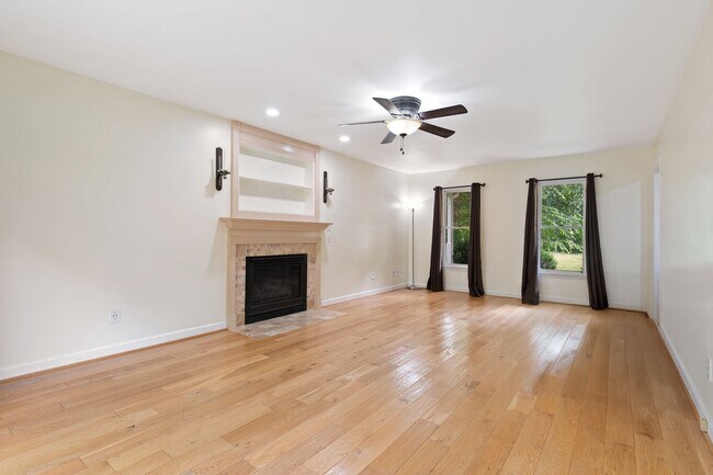 Foto del edificio - 3 bed 2.5 bath with large lot and bonus ro...