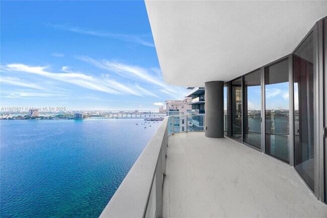 Foto del edificio - 700 NE 24th St