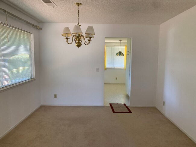 Foto del edificio - 6544 Stone Bridge Rd