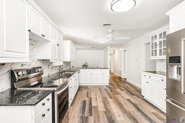 Foto del edificio - 8245 Rainbow Dr