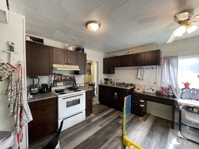 Building Photo - 7495 Kelly Rd S