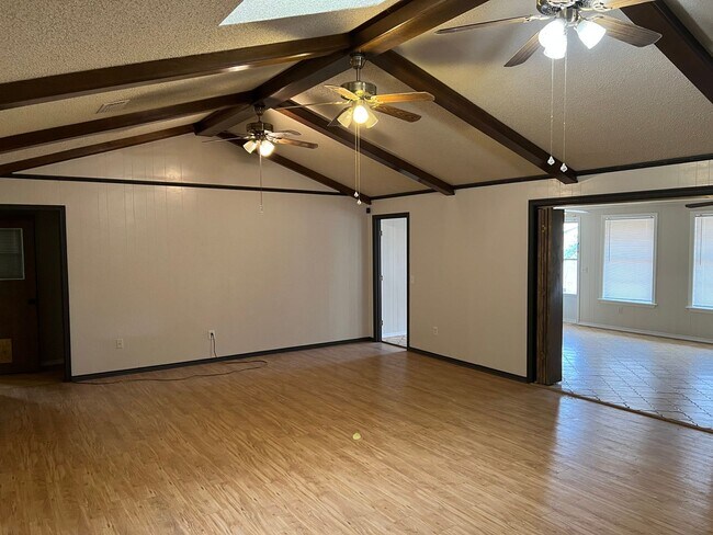 Foto del edificio - Wow 4 bedroom 3 bath 2 garage  almost 3000...