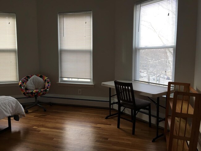 Photo - 1000 MEMORIAL St Apartment