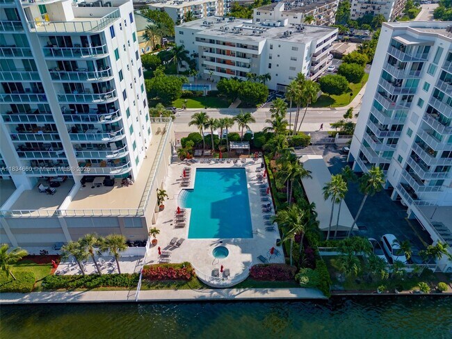 Foto del edificio - 18100 N Bay Rd