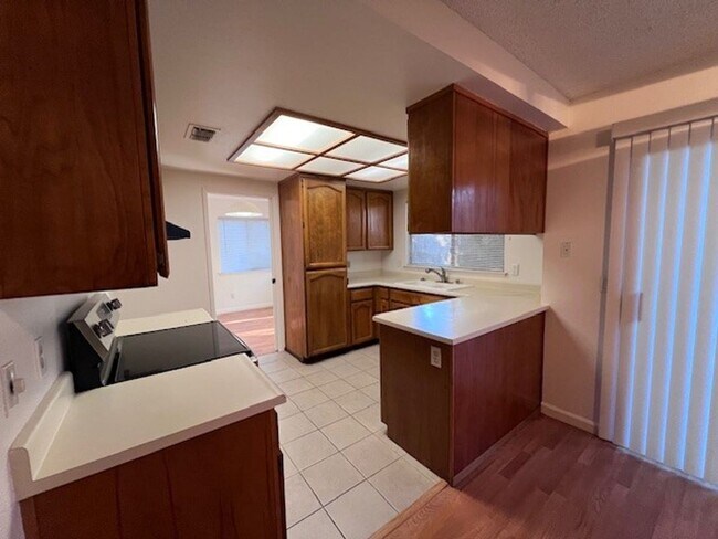 Foto del edificio - Freshly painted Pocket home close to schools and shopping.