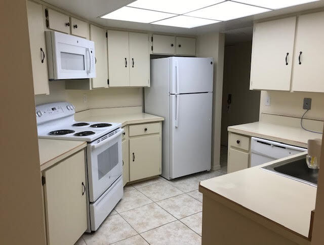 Kitchen - 1 Oceans West Blvd