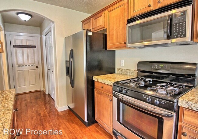Building Photo - 4 br, 2.5 bath House - 2956 N Sharon Ave