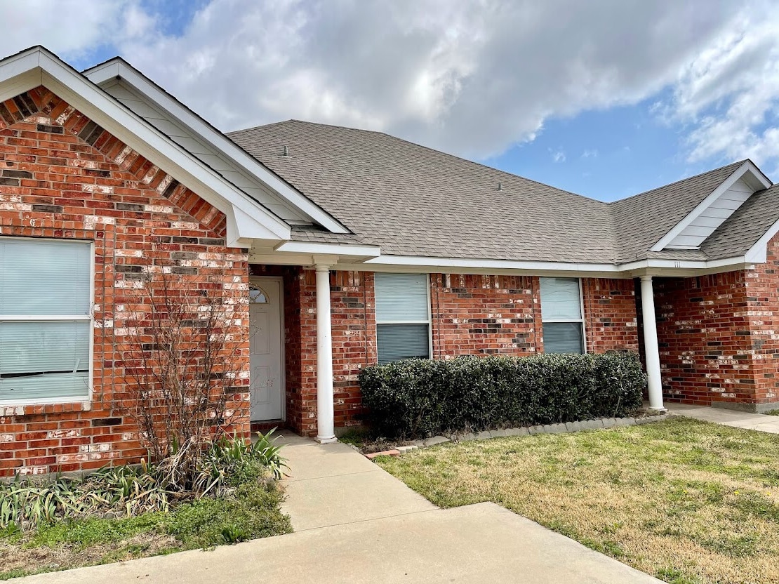 Photo - 111 S 1st St (Sanger, TX)