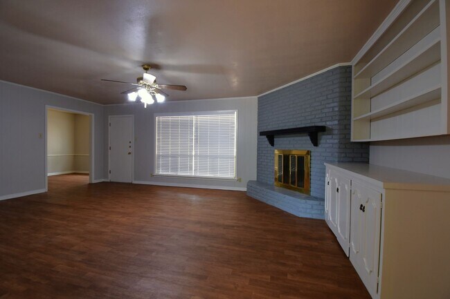 Building Photo - Charming 3 Bedroom, 2 Bath Home In Shady Oaks Addition!