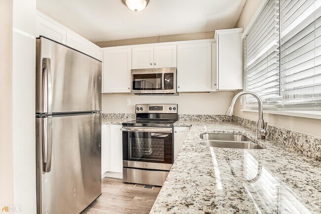 Building Photo - 2131 Columbia Dr