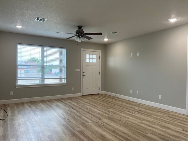 Building Photo - 2 Bedroom 2 Bathroom  House