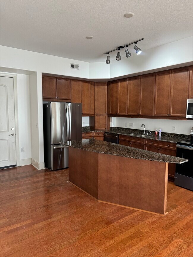 Building Photo - 4625 Piedmont Row Dr