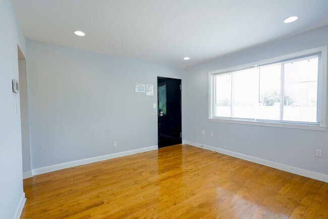 Building Photo - Charming 2 BR/1 BA Apartment in Deanwood –...