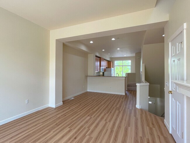 Building Photo - Huge, Updated 2 bed 2.5 bath Issaquah High...