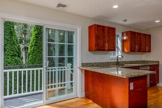 Building Photo - 12 Woodbury Ct