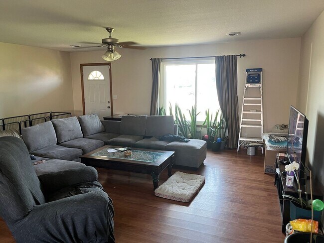 Foto del edificio - AVAILABLE SOON! - Great Rancher in Manhatt...