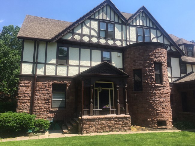 Building Photo - 963 East Ave