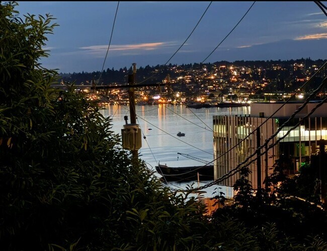 Building Photo - Aloha