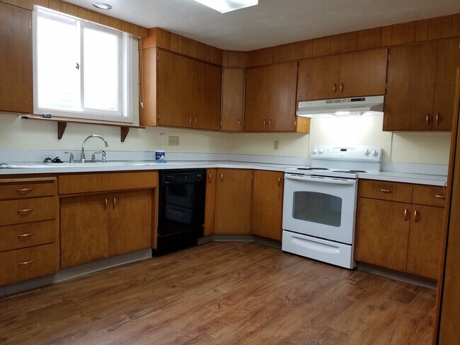 Building Photo - 2+ Bedroom 1 Bath Apartment