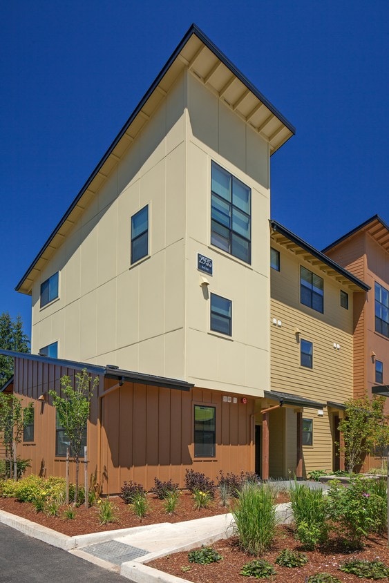 The Tennyson At Crescent Village Apartments Eugene, OR