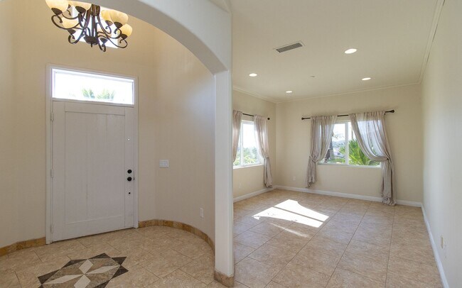 Building Photo - Must-See Home w/ Gorgeous Views and Gourme...