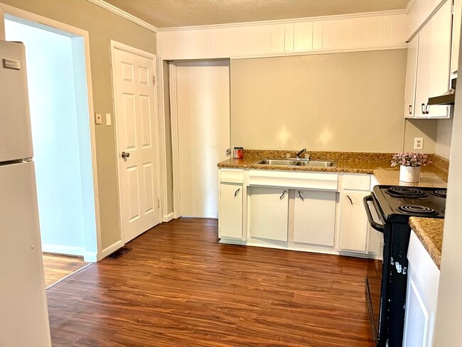 Building Photo - 2084 Saint Teresa Dr