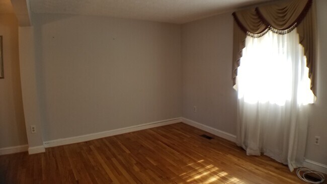 Building Photo - Gorgeous 2 BR/2 BA Townhome in Silver Spring!