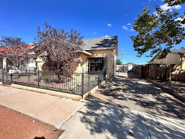 Foto del edificio - Located Near Downtown 2 Bedroom 1 Bathroom