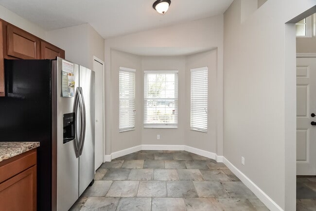 Building Photo - 2025 Donegan Pl