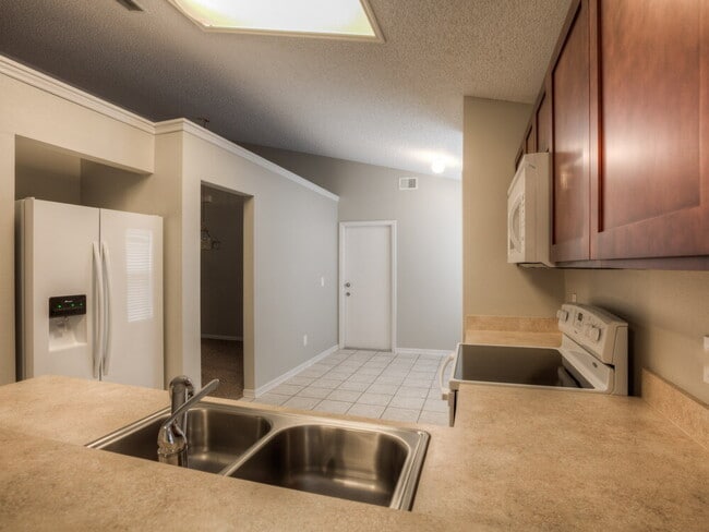 Building Photo - 13628 Emeraldview Dr