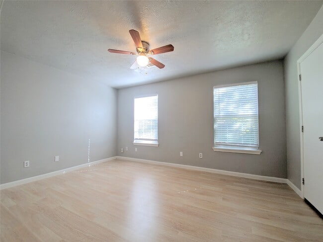 Foto del edificio - 5343 Cherie Crest Ct