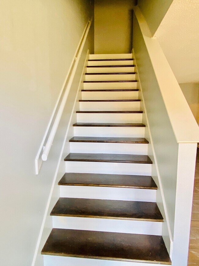 Wooden Stairs - 5434 Gatehouse Dr