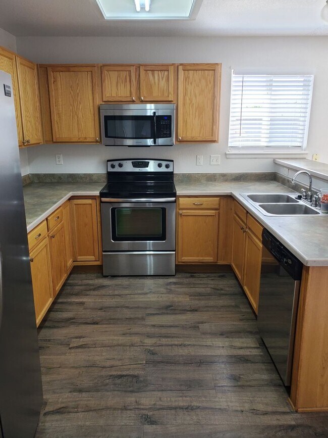 Foto del edificio - 4 bed 3 bath home in Aurora