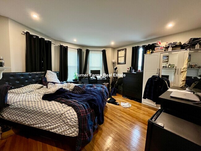 Building Photo - 24 Pond St