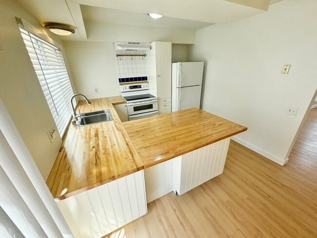 Building Photo - 7958 Mission Center Ct