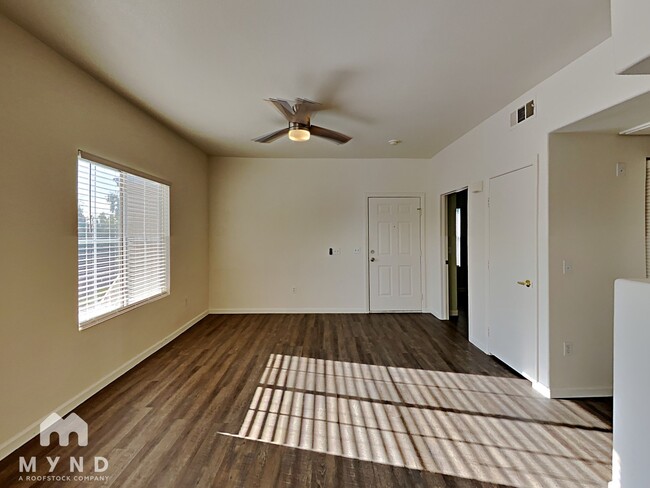 Building Photo - 3400 Cabana Dr