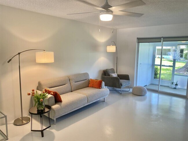Foto del edificio - 4160 Fruitville Rd