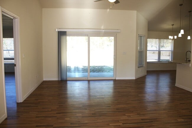 Building Photo - 3/2/2 in Royal Highlands