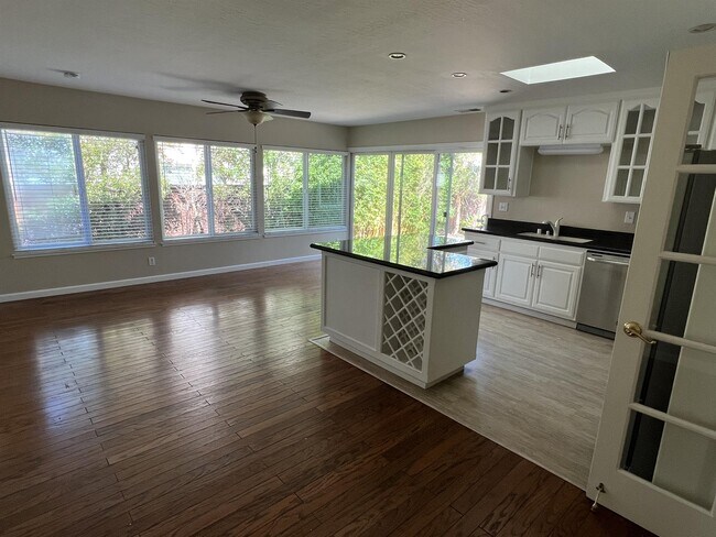 Building Photo - 3420 Loreto Dr
