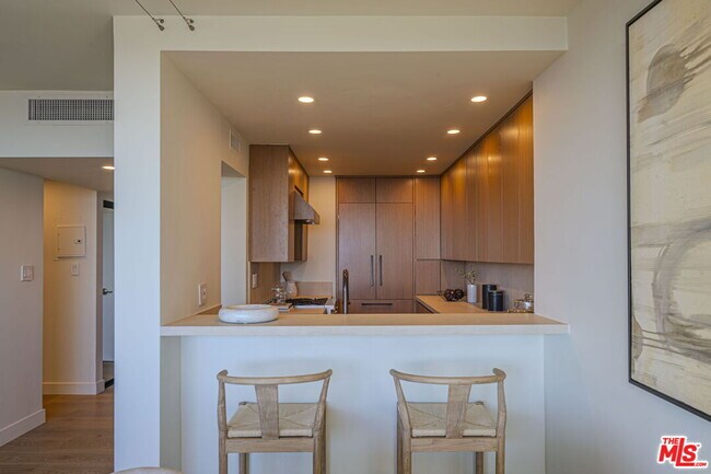 Foto del edificio - 8787 Shoreham Dr