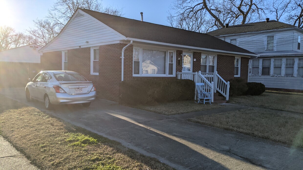 Primary Photo - 31 Chamberlin Ave W