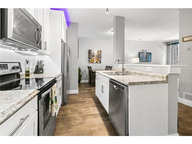 Foto del edificio - Sparkling Clean 2+ Bedroom Townhome with F...