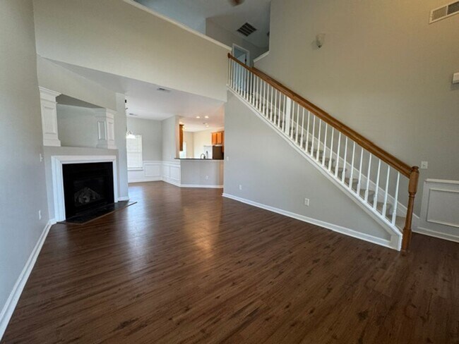 Foto del edificio - Enjoy this Open Floorplan includes 3 BD-2.5 BA - Master On Main - A Huge Loft/Bonus. Community Po...