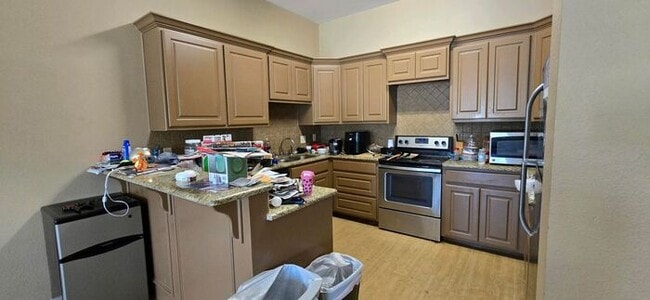 Foto del edificio - Coming Soon!- 4 Bedroom 3.5 Bath Duplex in...