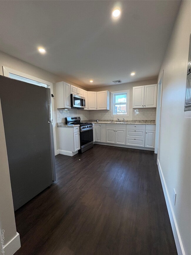 Building Photo - 579 Main St