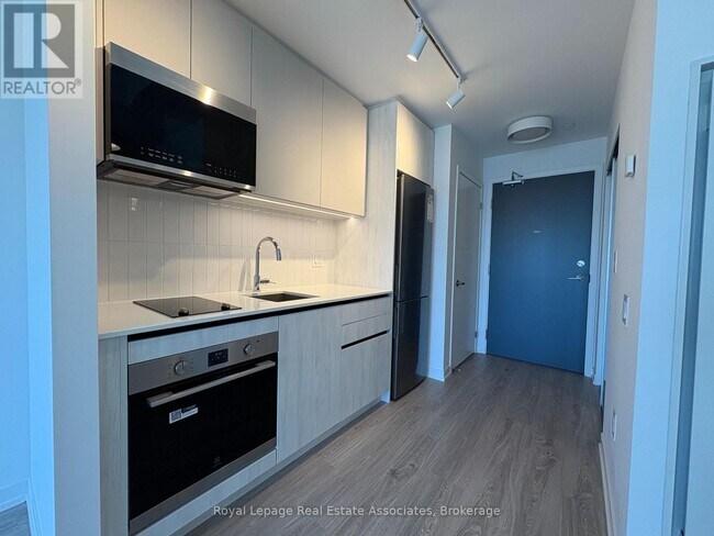 Photo du bâtiment - 2485-2485 Eglinton Ave W