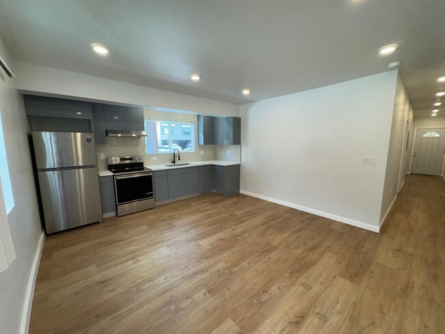 Building Photo - 553 N Flores St