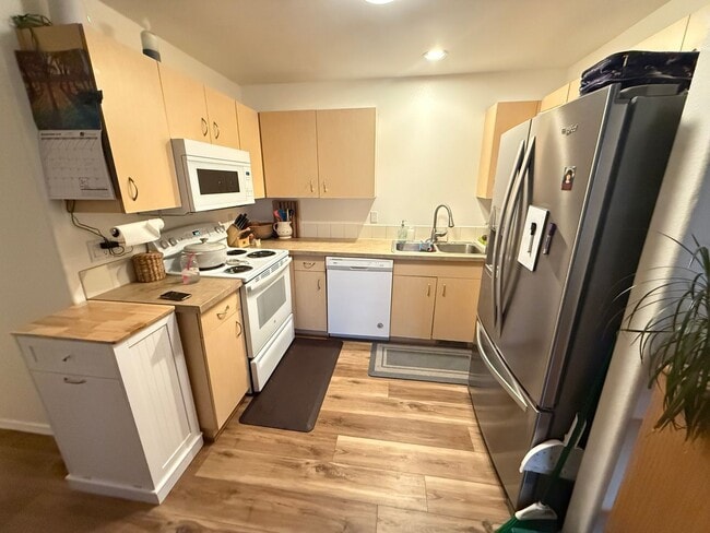 Foto del edificio - 2 Bed/1 Bath Home With Large and Fully Fen...